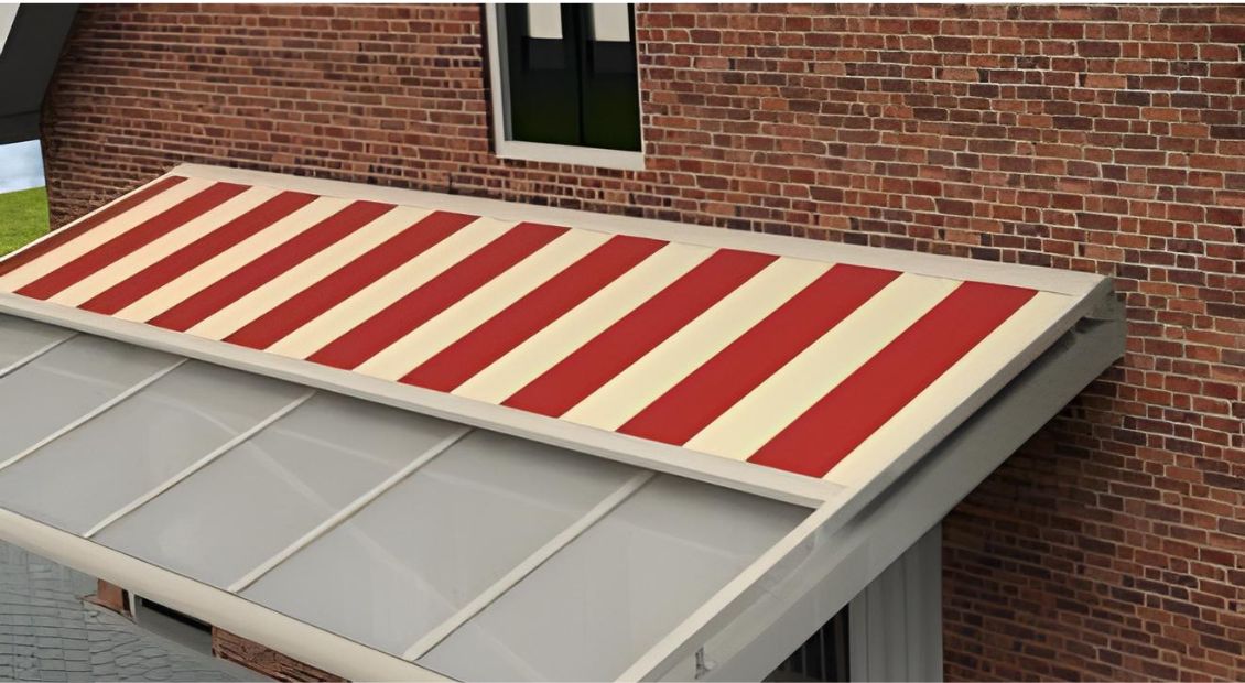 Op de foto is een impressie te zien van zonwering voor een overkapping.